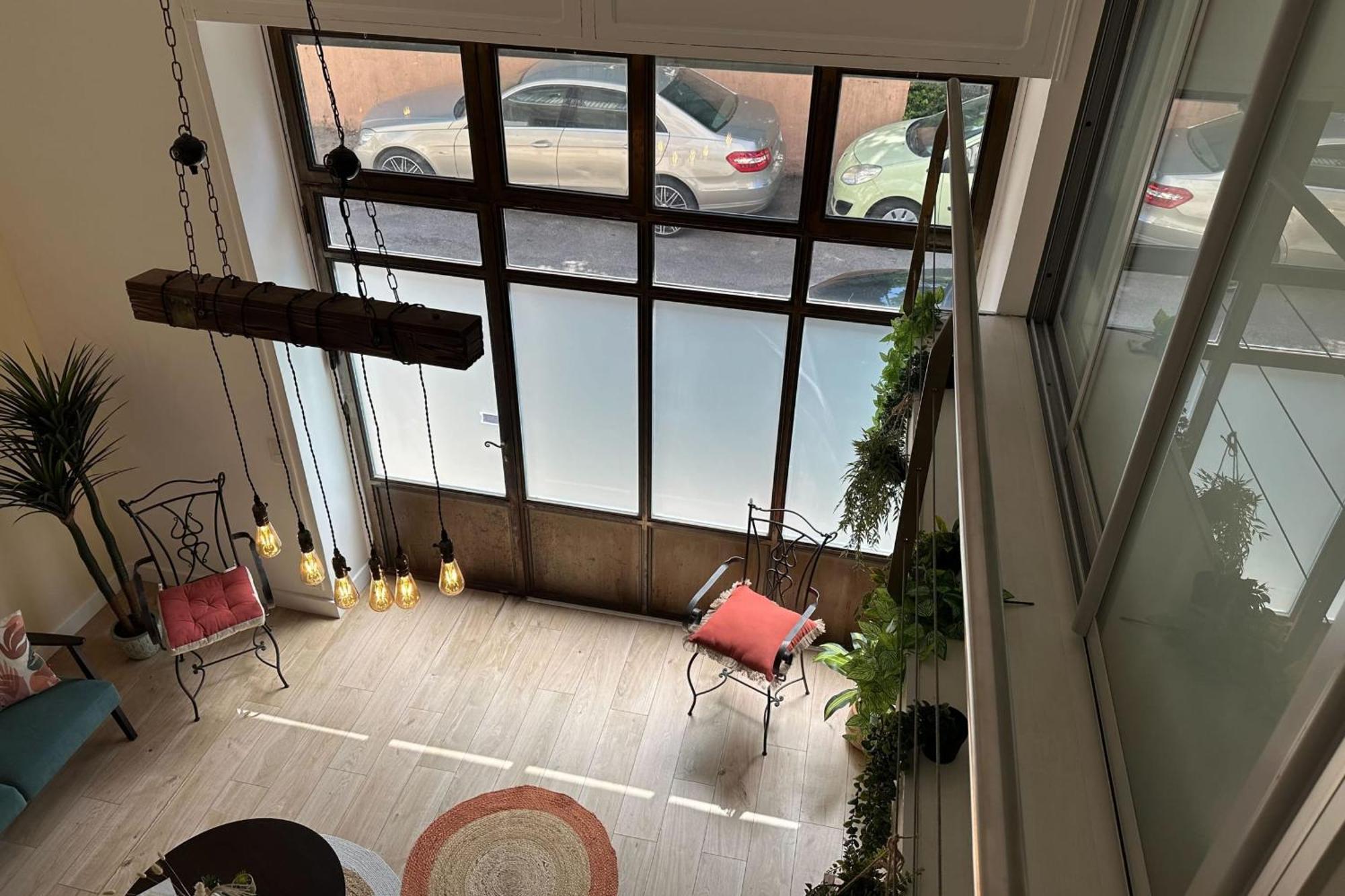 Spacious Duplex Near The Center Of *