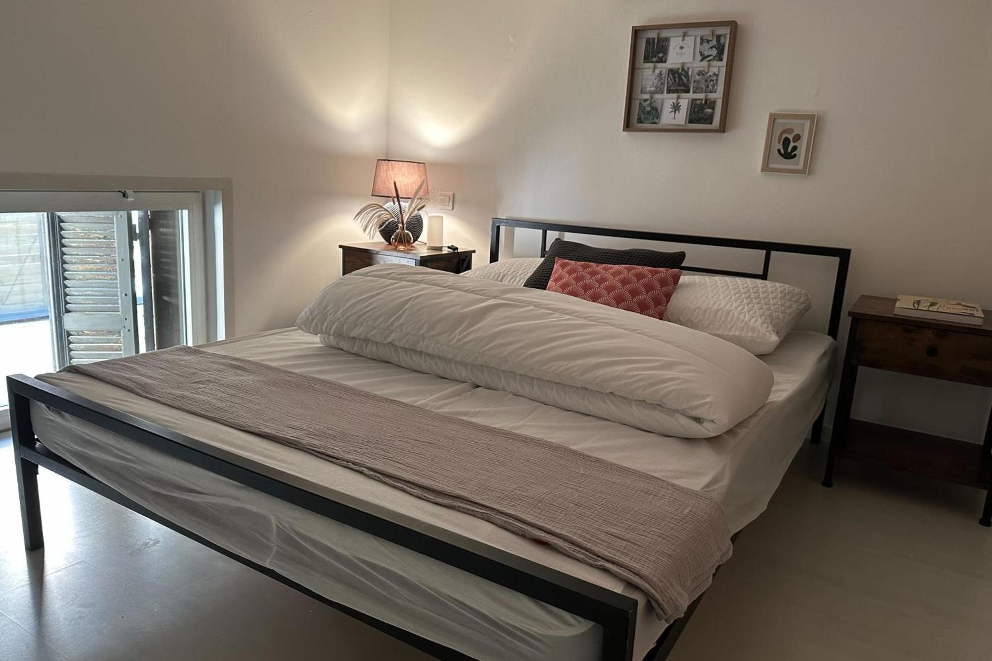 Spacious Duplex Near The Center Of *